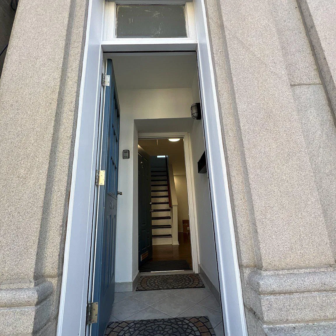 806-08 Catharine St — Photo 2