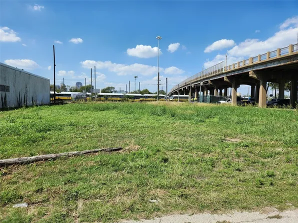 2745 Cranfill St, Dallas, TX 75226