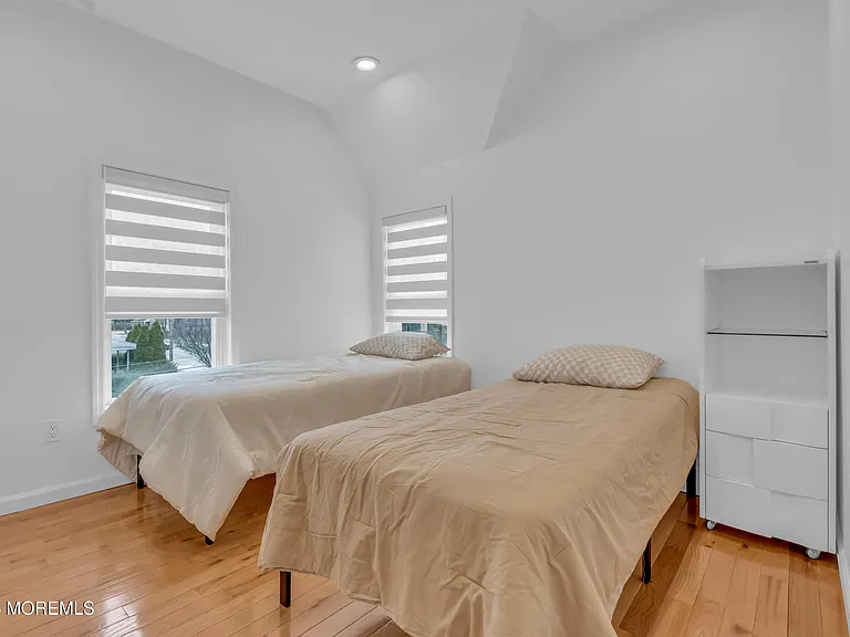 323 Roosevelt Ave — Photo 14