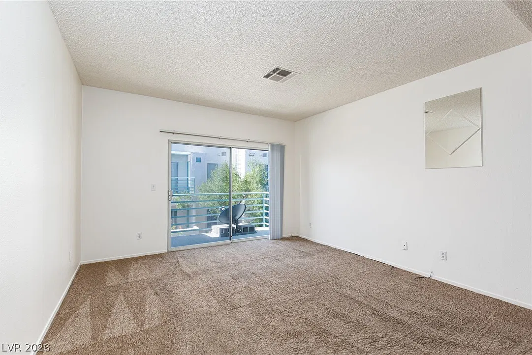 1 bed, 1.0 bath, 711 sqft, $1,050 — Photo 3