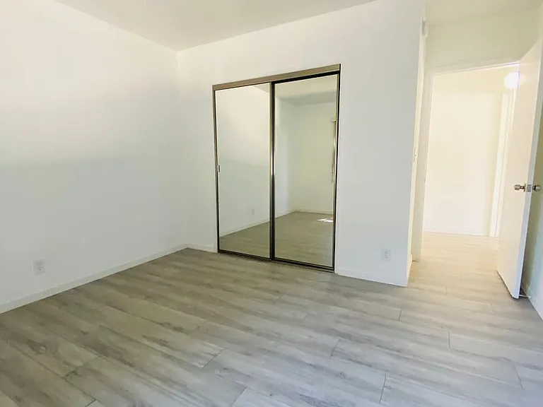 1626 Barry Ave — Photo 6