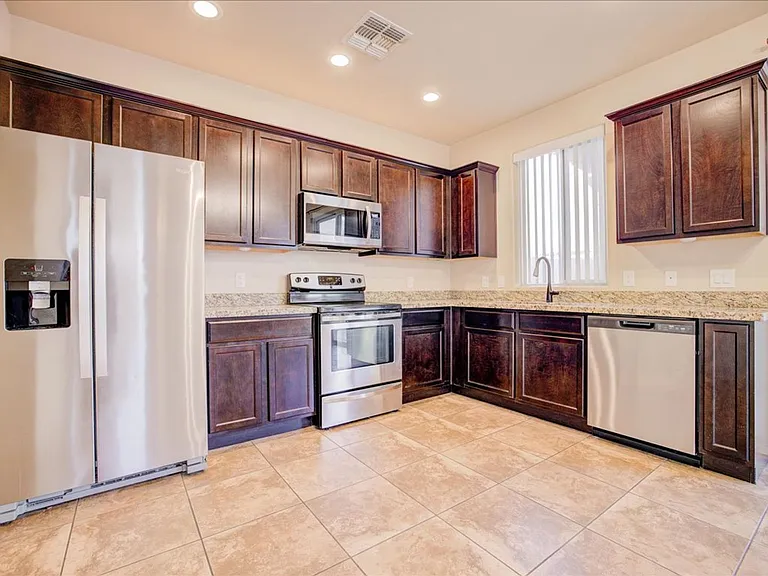 241 E Imperial Ct — Photo 9