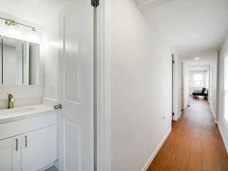 422 Grammercy Pl — Photo 3