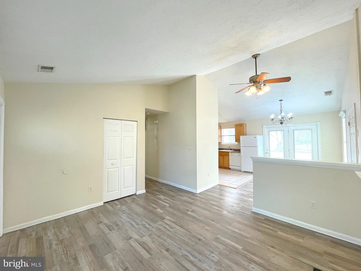 4 bed, 1.0 bath, 1368 sqft, $2,295 — Photo 4