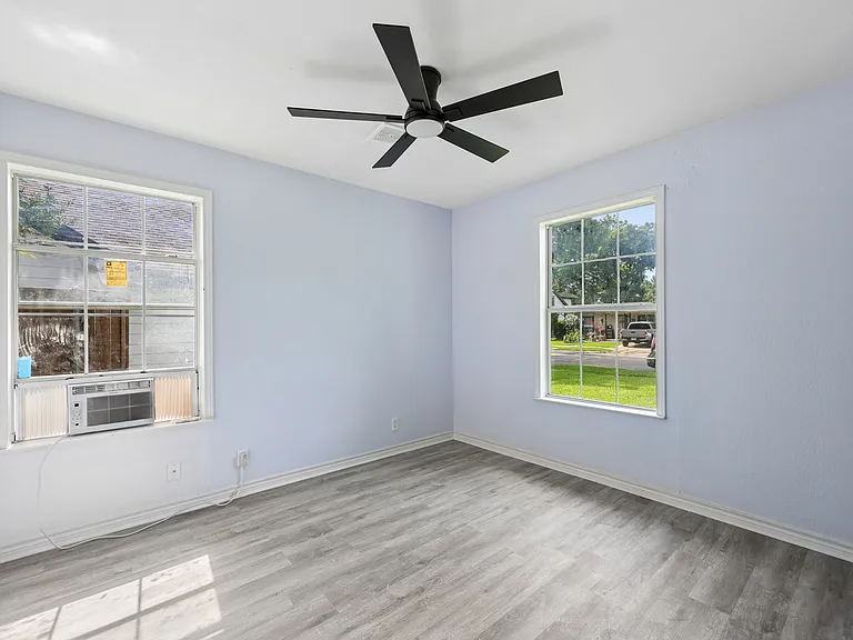 821 Travis St — Photo 19