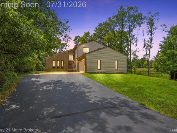 8381 Rattalee Lake Rd, Clarkston, MI 48348