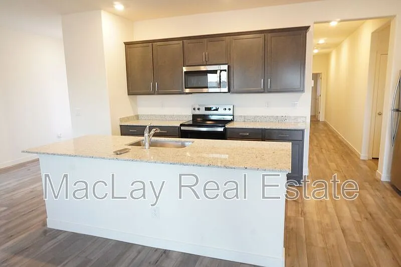 5 bed, 2.0 bath, 2143 sqft, $1,750 — Photo 2