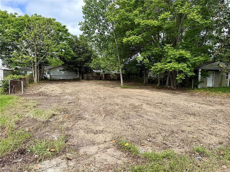 2nd image of 615 Lang St