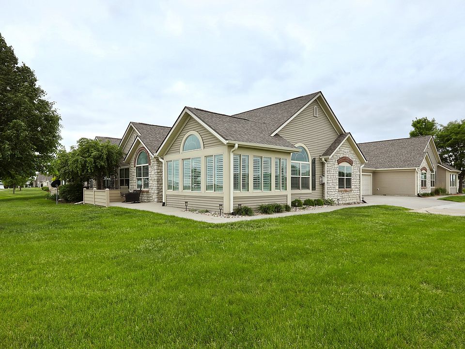 1st image of 3305 SE Glenstone Dr Unit 212