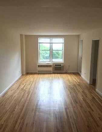 3rd image of 24530 Grand Central Pkwy APT 5B