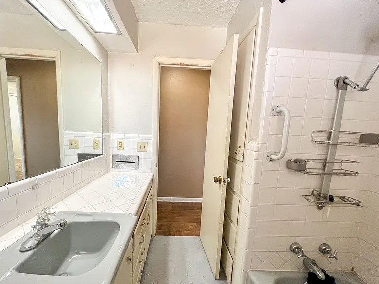 2737 Plymouth Ln — Photo 13