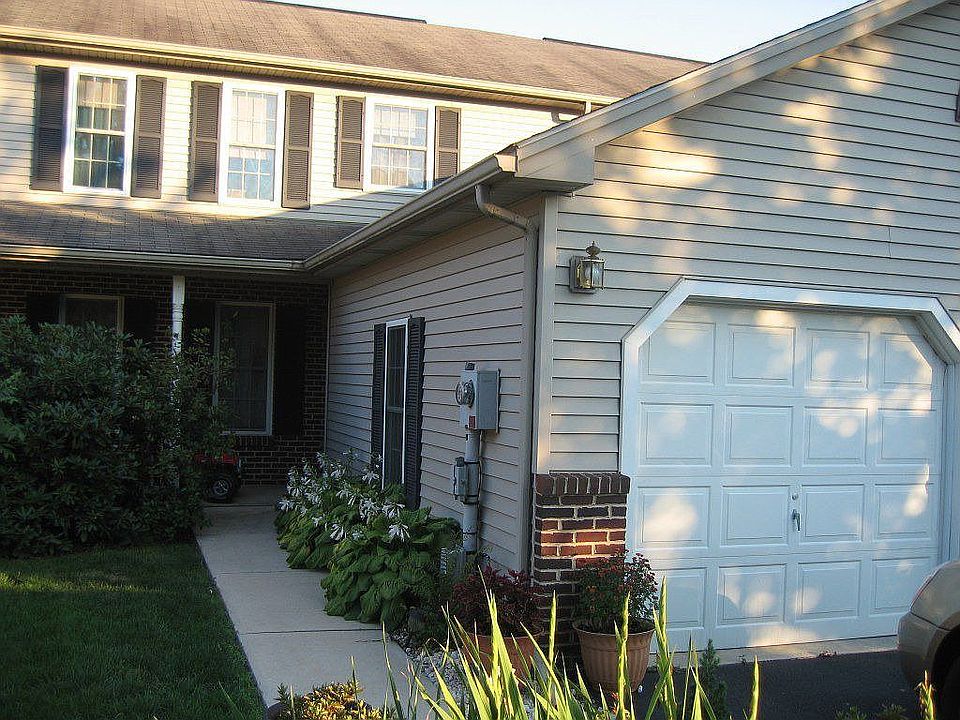 1st image of 19 Ashburg Dr