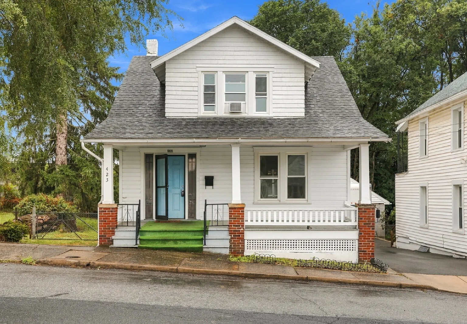 3 bed, 1.5 bath, 1188 sqft, $2,000 — Photo 2