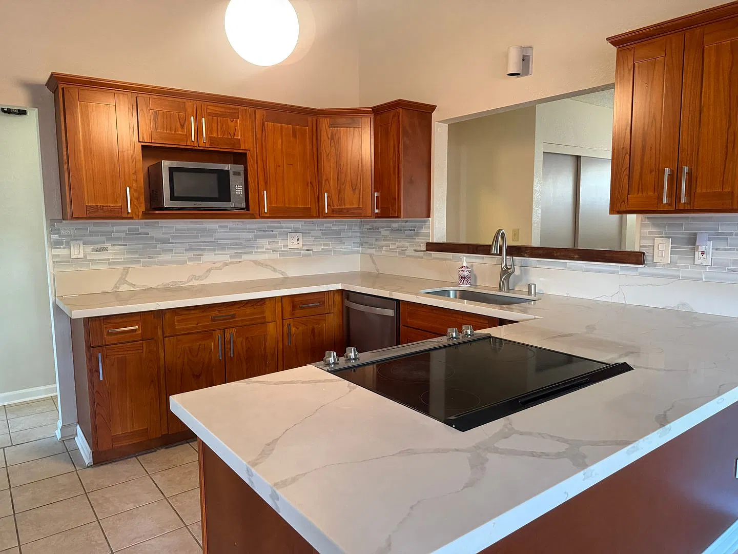 Upgraded 4 Bedroom, 2 Bath Single Family House in a Quiet Neighborhood — Photo 4