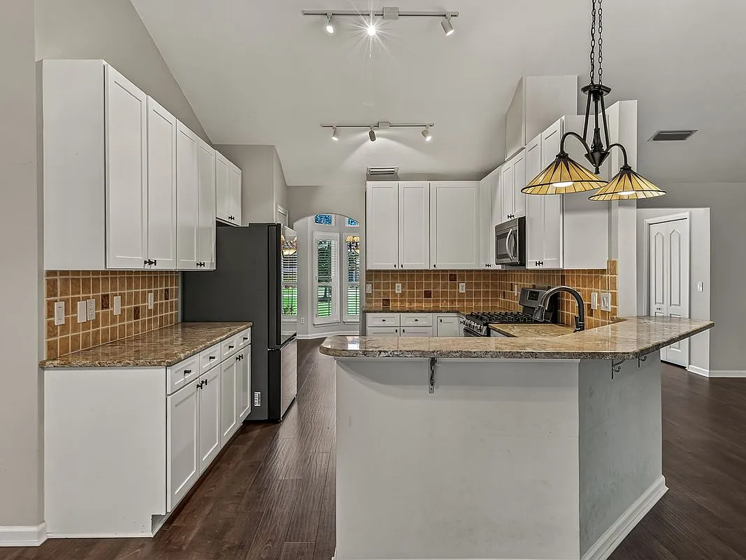4 bed, 3.0 bath, 2556 sqft, $4,200 — Photo 2