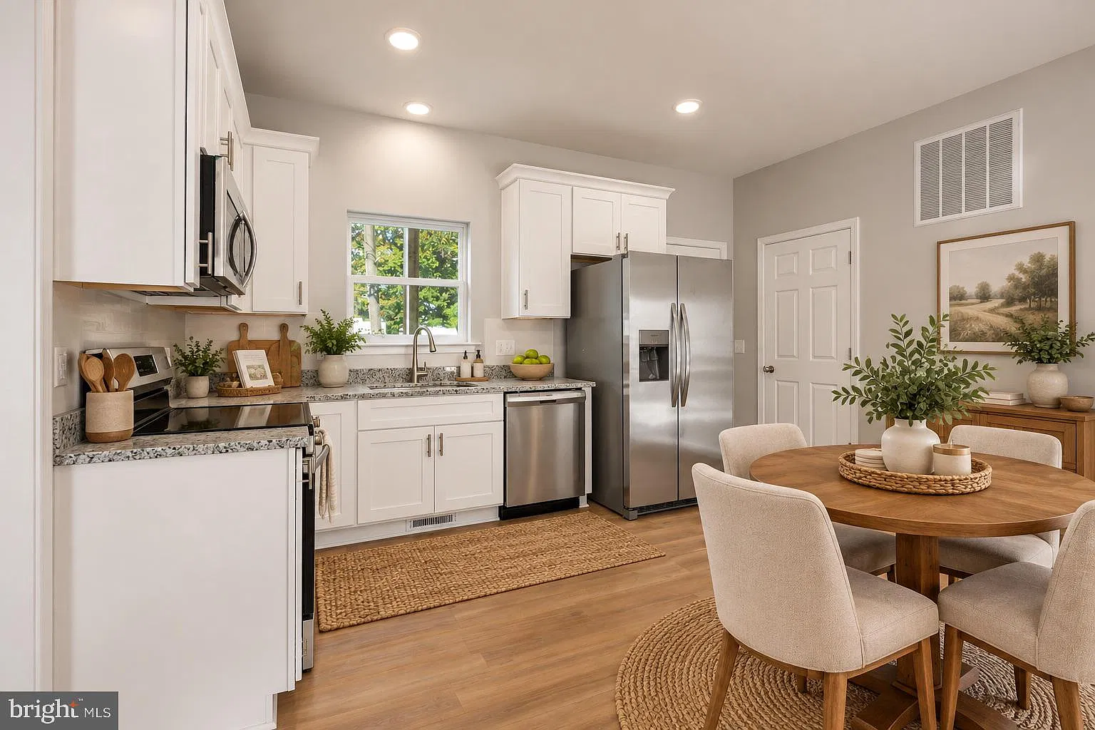 3 bed, 2.0 bath, 1035 sqft, $2,095 — Photo 3