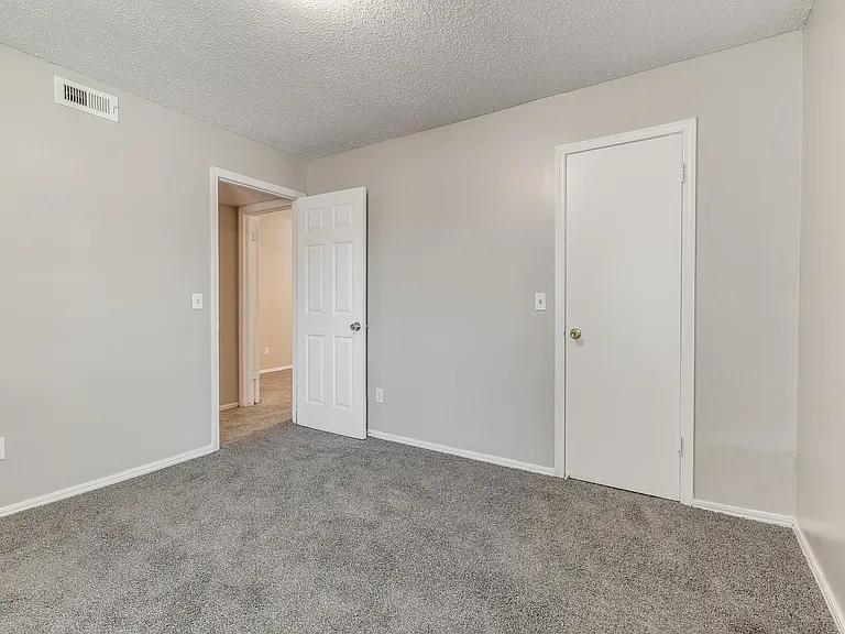 Fairfax Apartments — Photo 24
