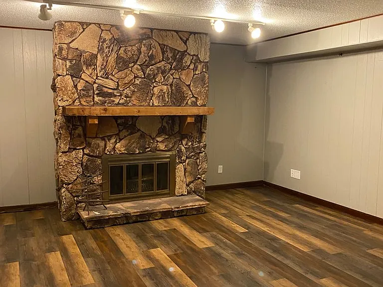 883 Roanoke Dr — Photo 6