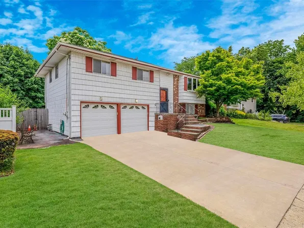 36 8th Avenue, Farmingdale, NY 11735