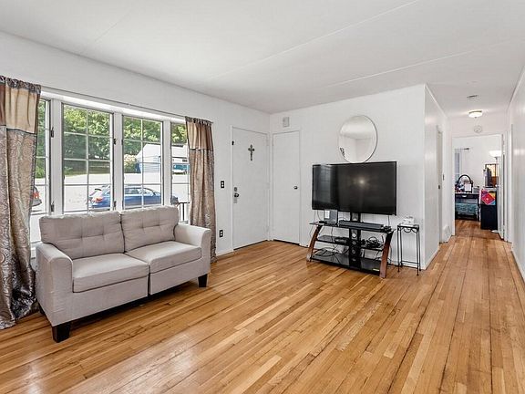 4th image of 36 Roosevelt Dr