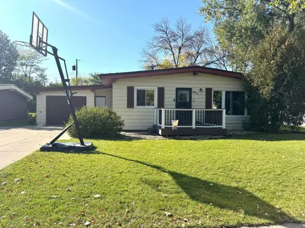 2513 Skyline Dr, Minot, ND 58703