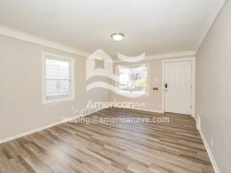 985570_002_living_room_2.jpg