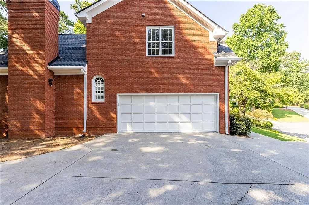 6 bed, 5.0 bath, 5145 sqft, $5,800 — Photo 2