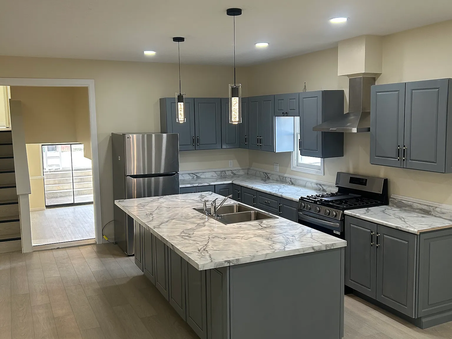 5 bed, 2112 sqft, $1,950 — Photo 3