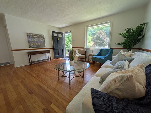4th image of 2629 Sunrise Ave