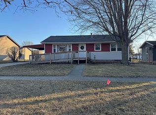 823 E Howard St, Manchester, IA 52057