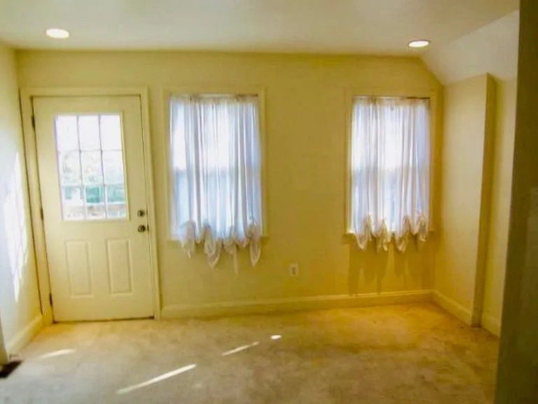 409 E Cross St — Photo 3