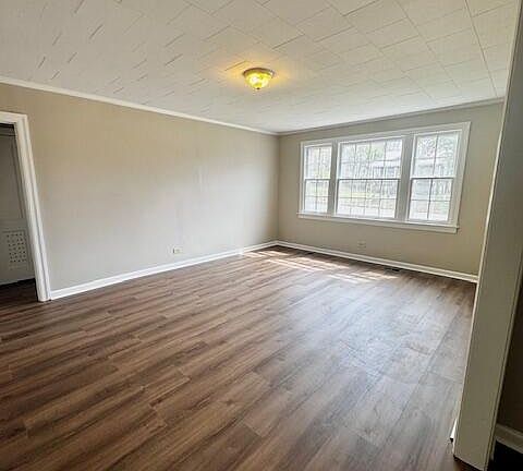 4th image of 111 E Cherry St