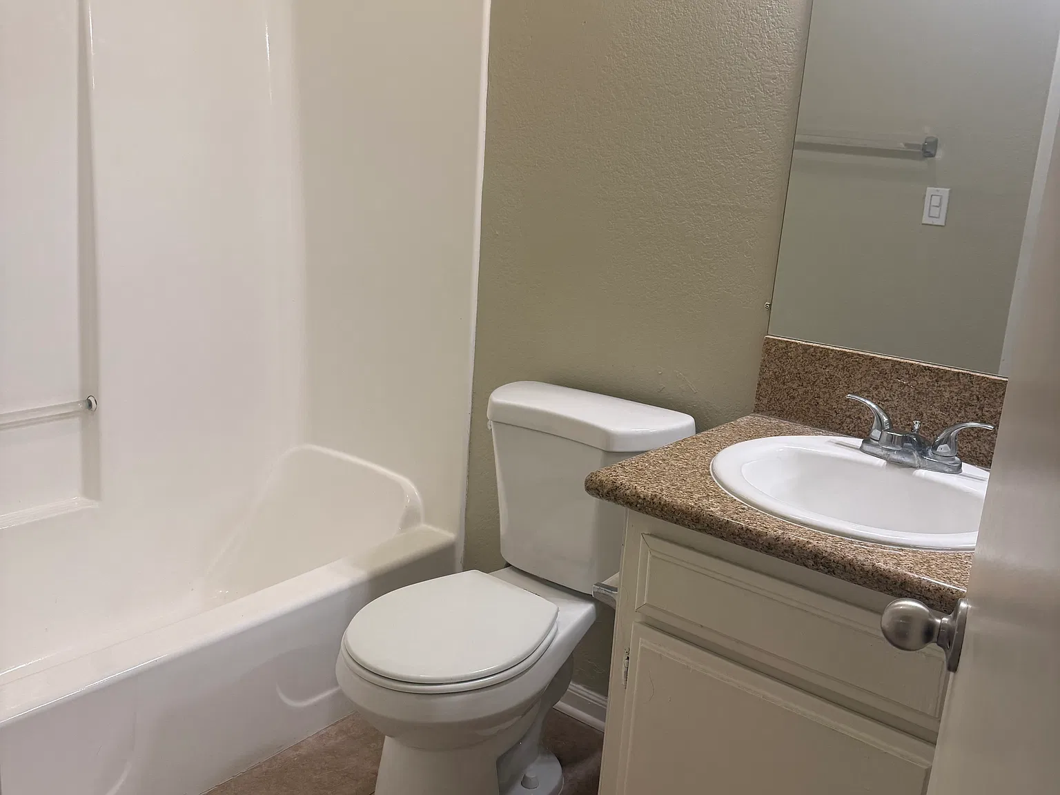 3 bed, 1172 sqft, $3,300 — Photo 3