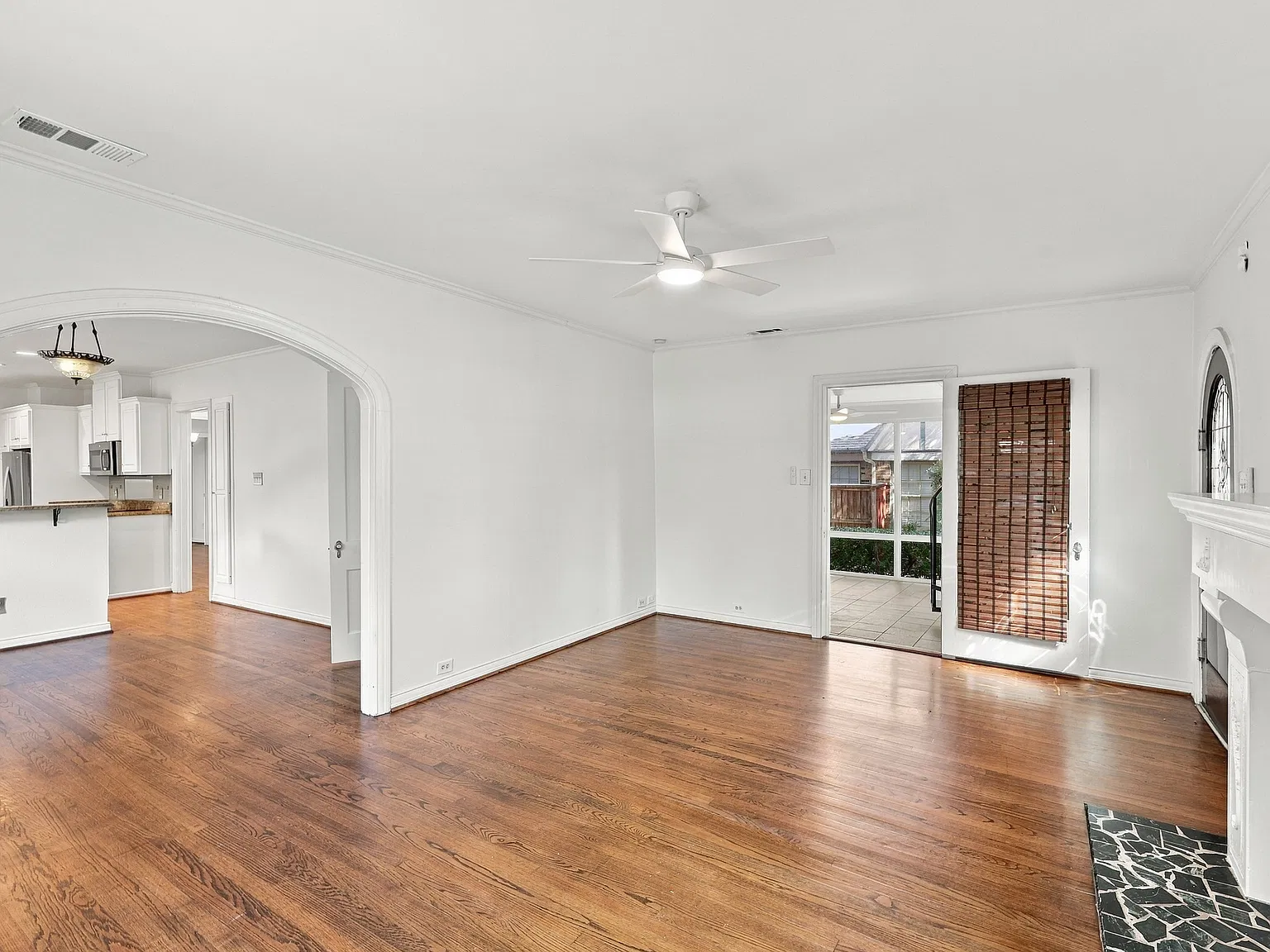 2 bed, 1900 sqft, $5,195 — Photo 3
