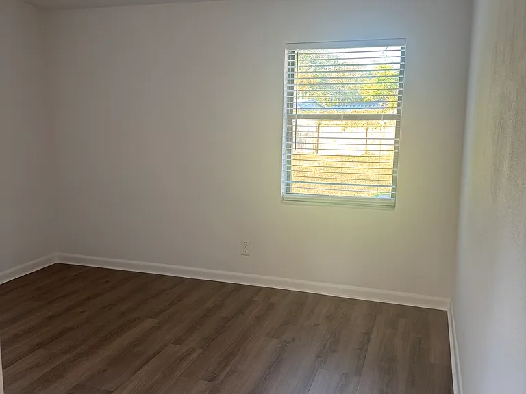 725 Holly Dr — Photo 9