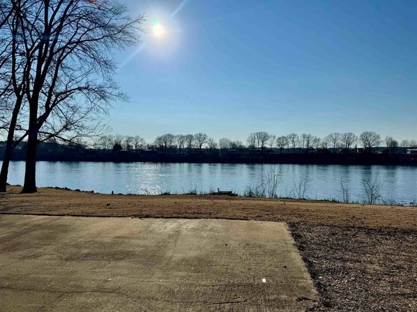 1215 Arnold Ln, Savannah, TN 38372