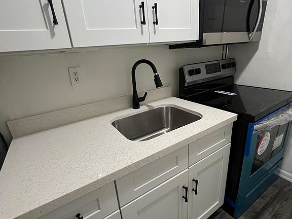 5th image of 410 NW 7th St APT 6