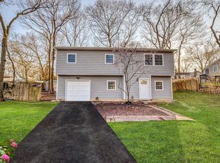 6 Parkside Rd, Sound Beach, NY 11789