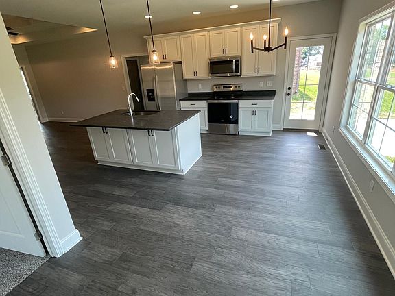 2nd image of 806 Poplar Log Dr