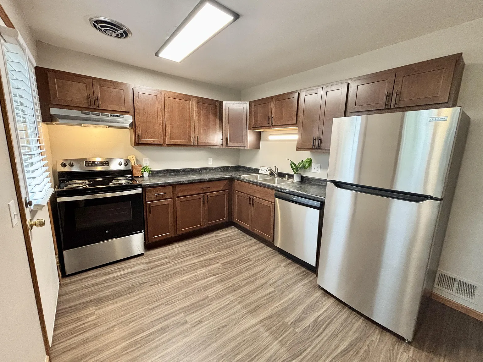 Town's Edge Apartments — Photo 2