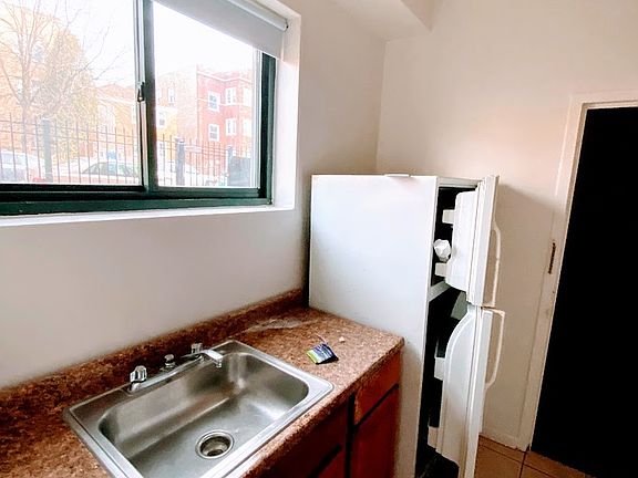 5th image of 2839 W Rosemont Ave
