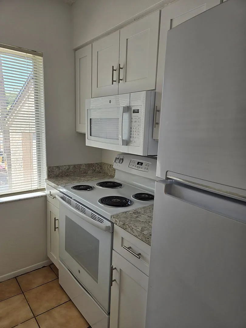$ 300 Off First Month's Rent! Place One Townhome! — Photo 4