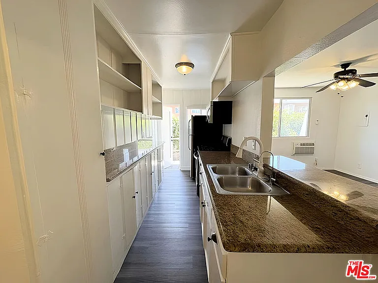 4360 1/2 Willow Brook Ave — Photo 4