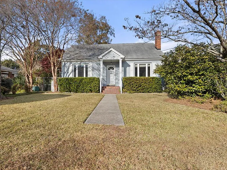 570 Elizabeth Ln W — Photo 1