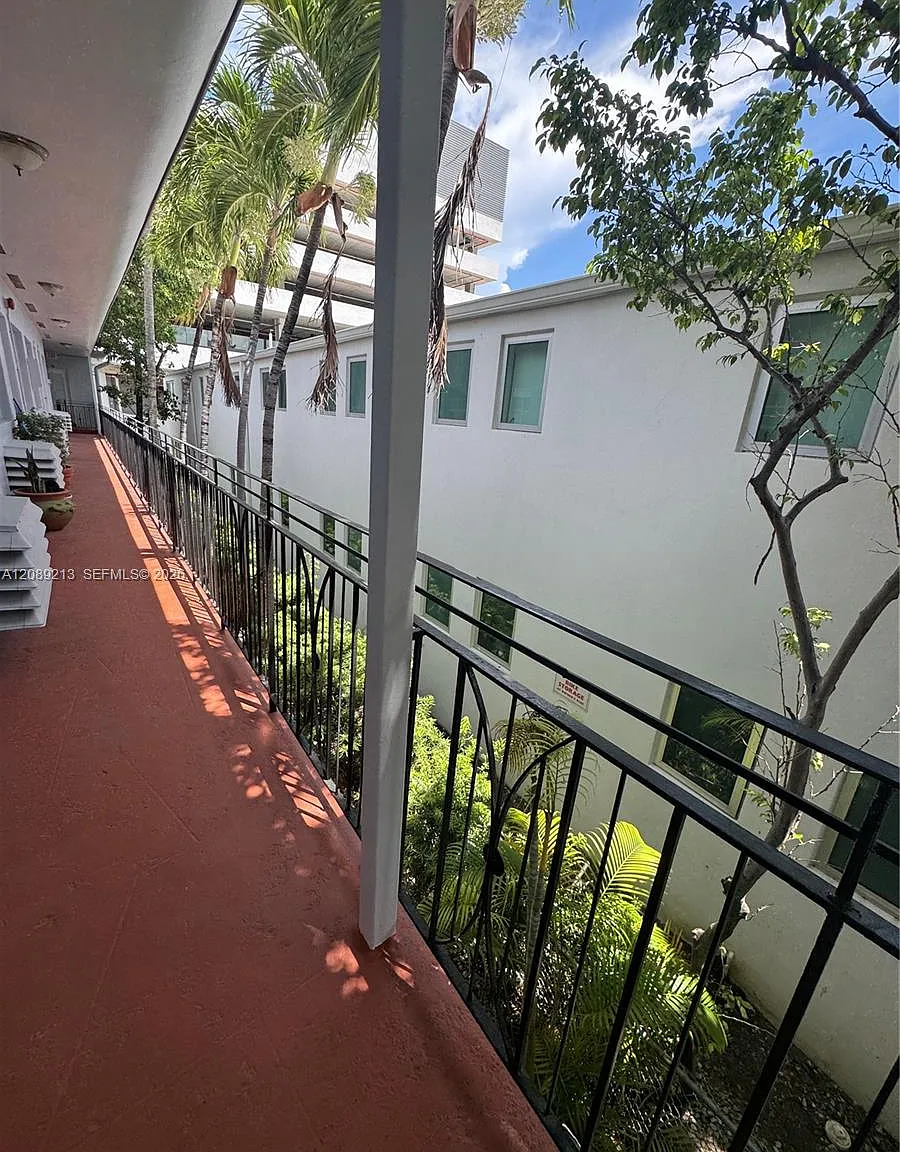 Lincoln Road Villas East — Photo 3
