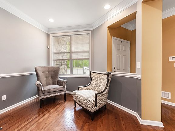 4th image of 11 Greenwich Ct