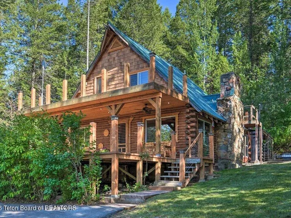 792 Lodge Ln, Alpine, WY 83128
