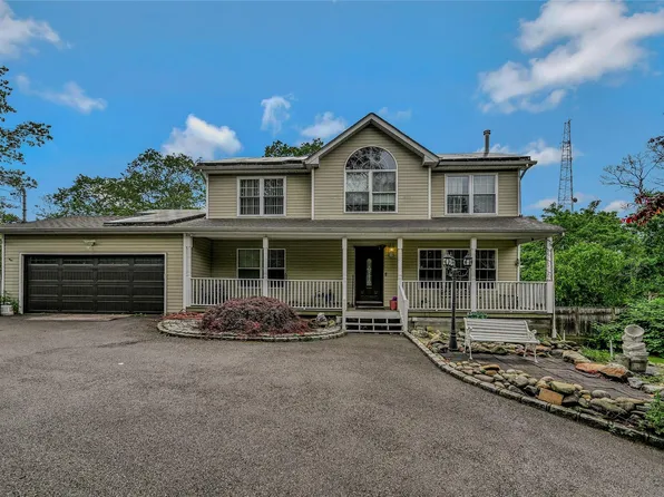 24 pineoaks pl, Farmingville, NY 11738