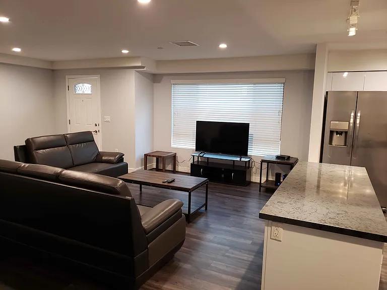 2649 S Hobart Blvd — Photo 10