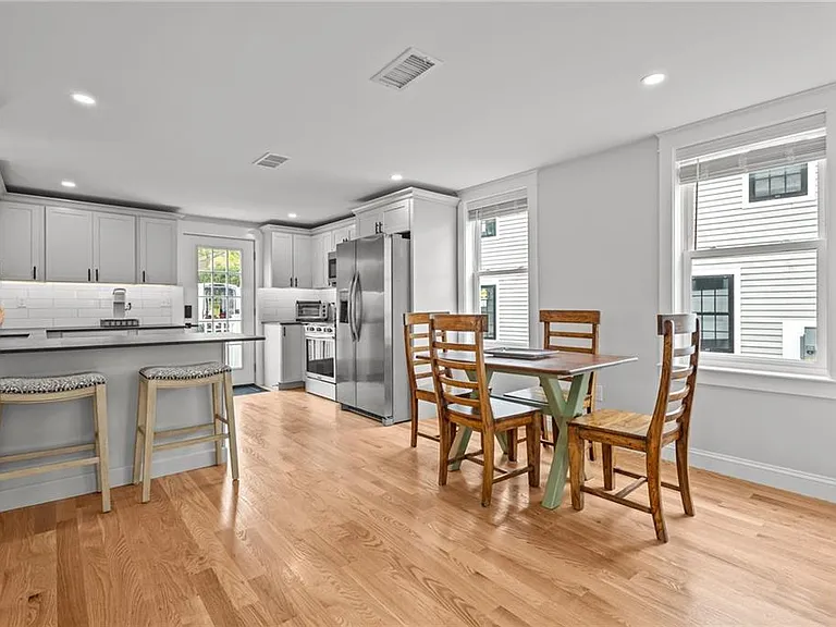 484 Thames St — Photo 4